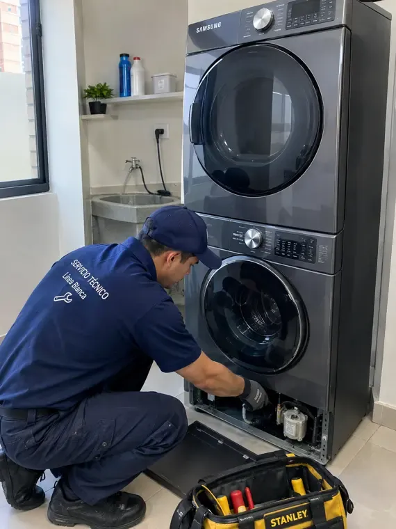 Técnico revisando un electrodoméstico en Cali